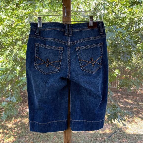 Tommy Hilfiger Women's Medium Wash Denim Bermuda Shorts Size 2 - Picture 2 of 8